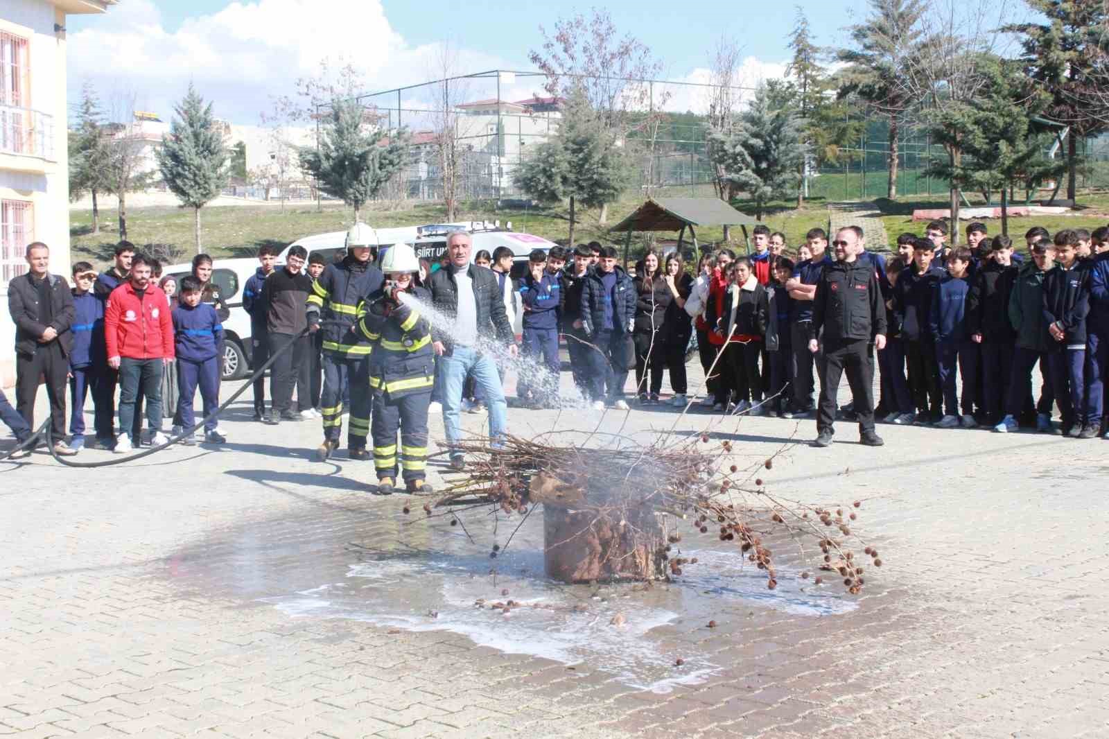 Siirt’te öğrencilerle deprem tatbikatı
