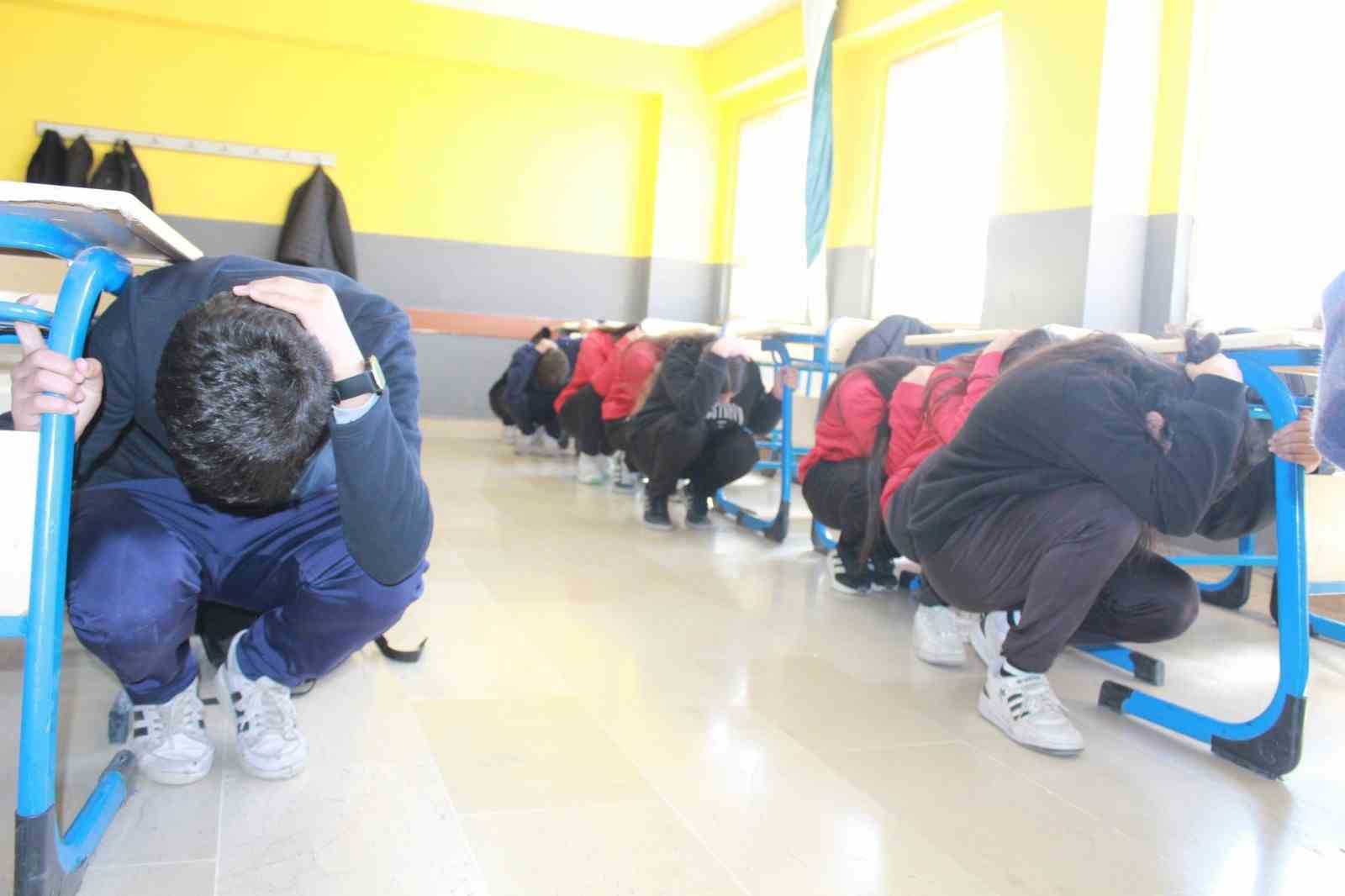 Siirt’te öğrencilerle deprem tatbikatı
