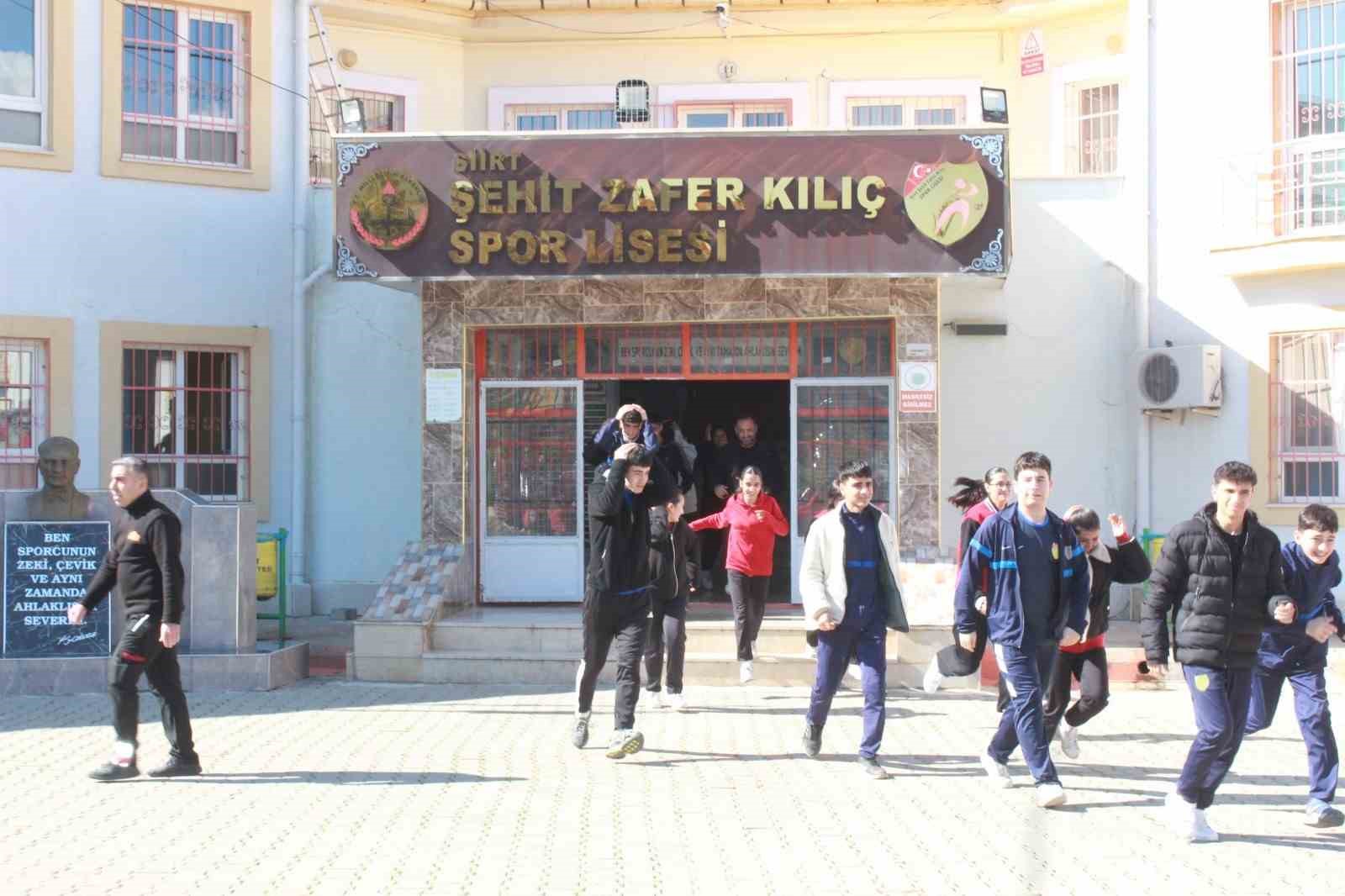 Siirt’te öğrencilerle deprem tatbikatı
