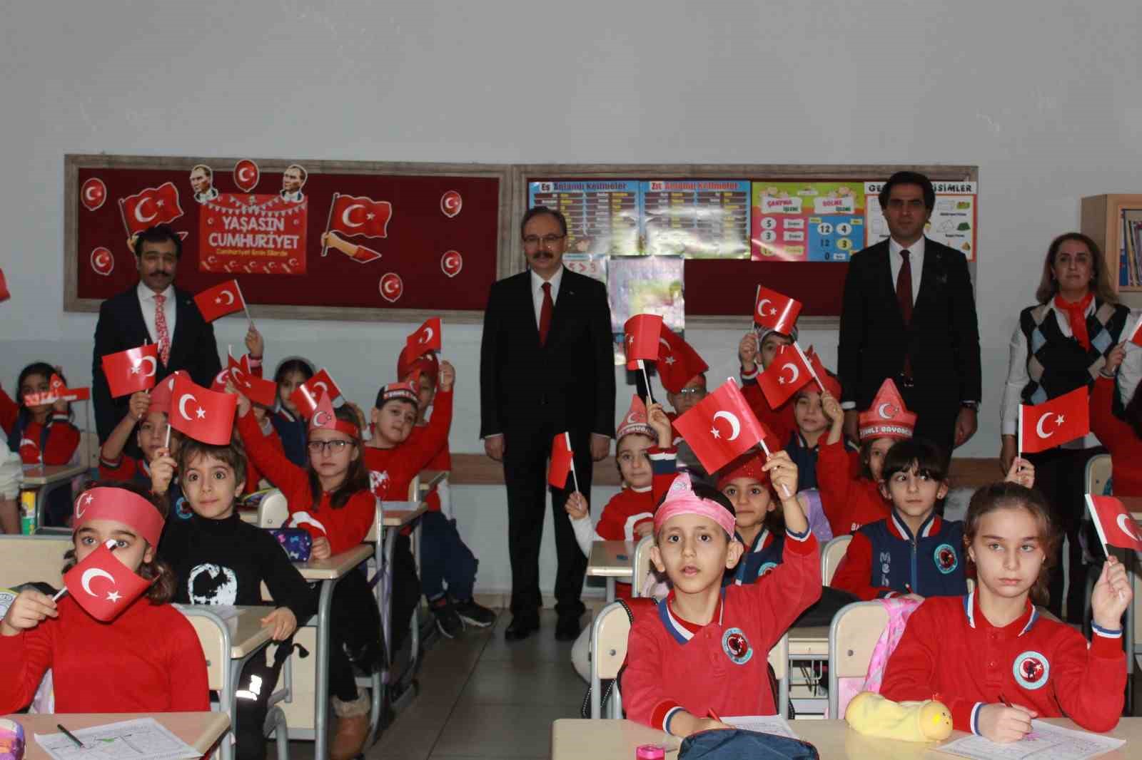 Siirt’te okullarda ‘bayrak temalı’ açılış
