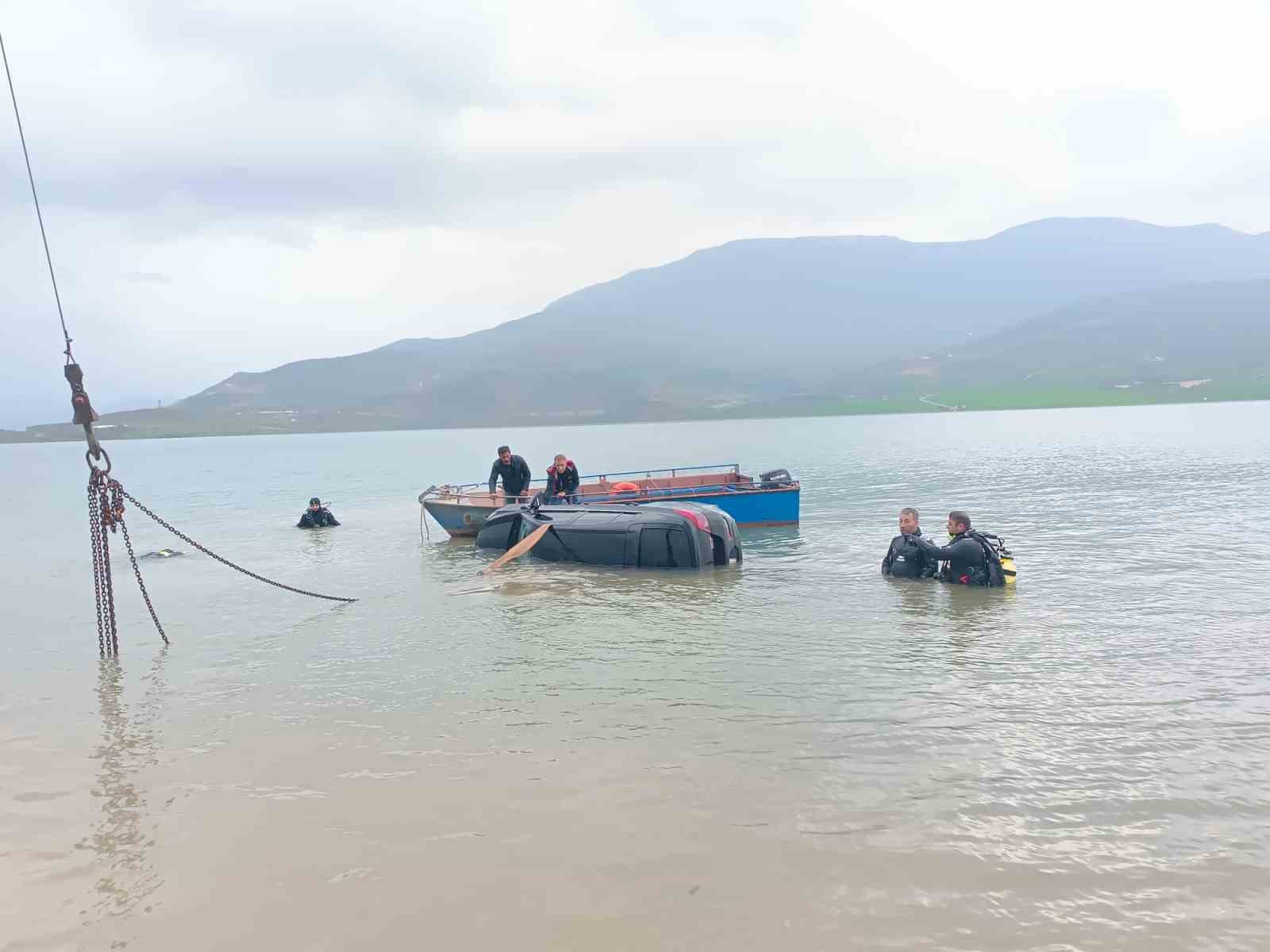 Siirt’te otomobil baraj gölüne düştü
