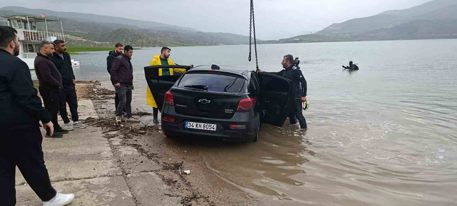 Siirt’te otomobil baraj gölüne düştü
