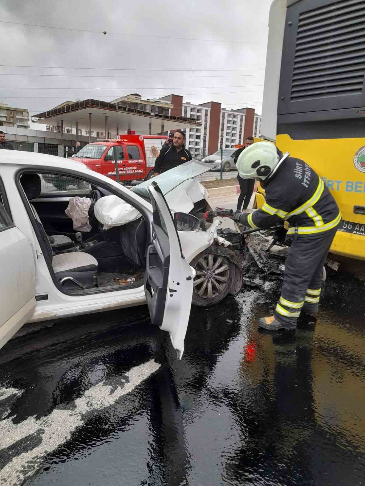 Siirt’te otomobil ile otobüs çarpıştı: 2 yaralı

