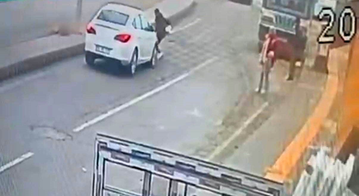 Siirt’te otomobilin yayaya çarptığı anlar kameraya yansıdı
