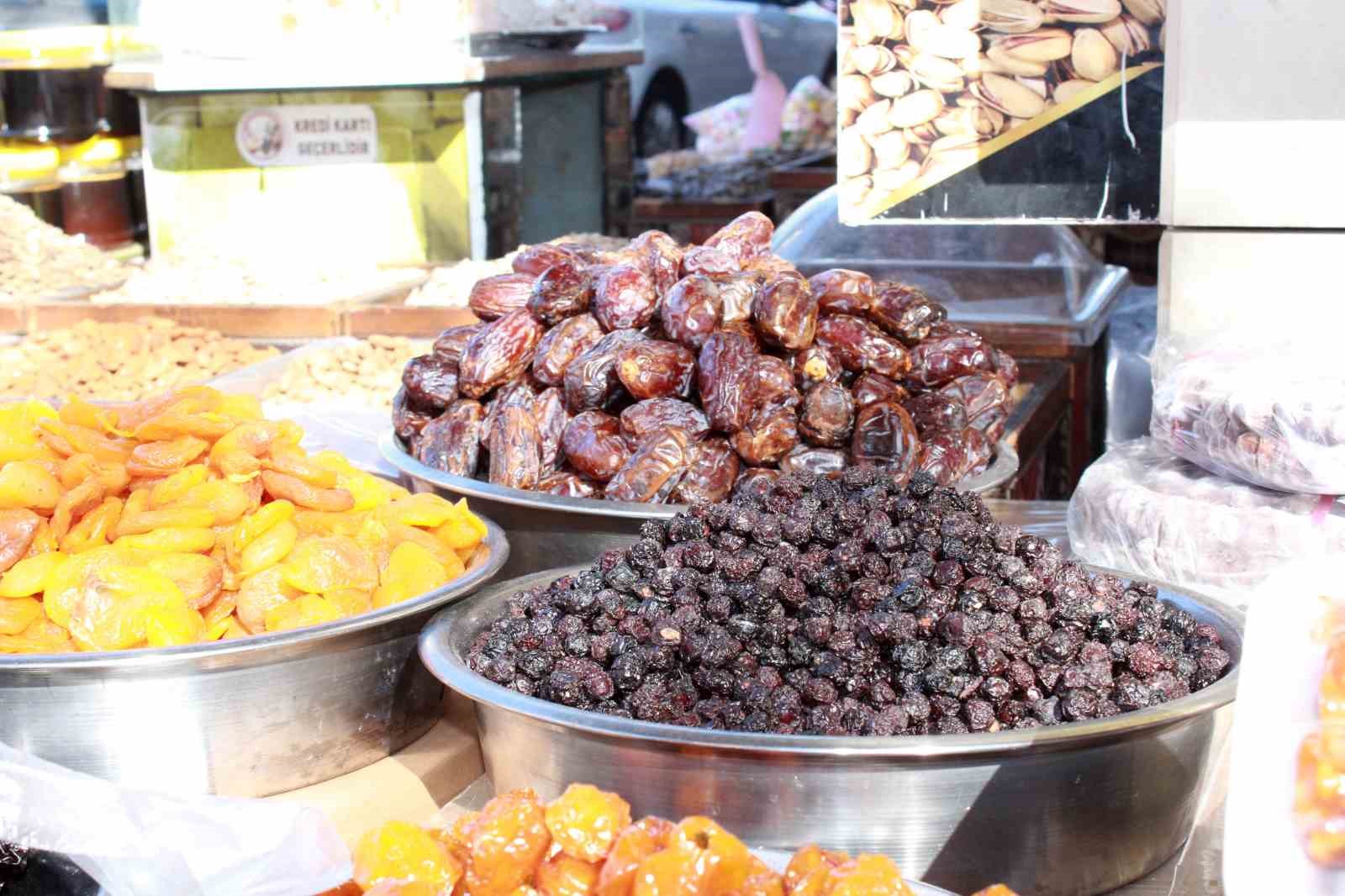Siirt’te Ramazan hazırlıkları başladı
Siirt’te Ramazan hazırlıkları başladı