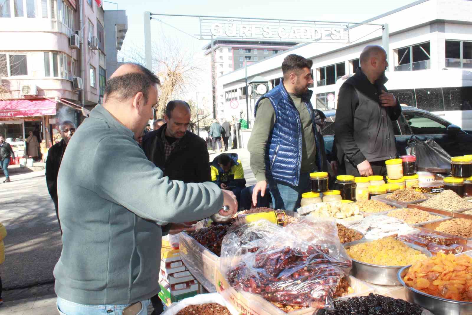 Siirt’te Ramazan hazırlıkları başladı
Siirt’te Ramazan hazırlıkları başladı
