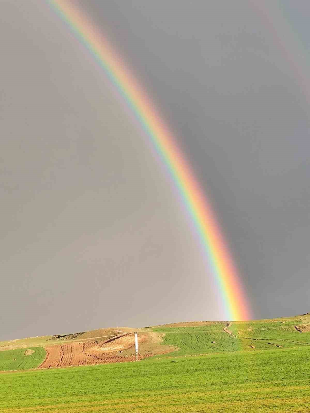 Siirt’te sağanak sonrası oluşan gökkuşağı hayran bıraktı
