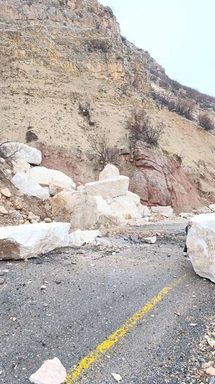 Siirt’te sağanak yağış kayaları yola devirdi, ekipler yolu ulaşıma açtı
