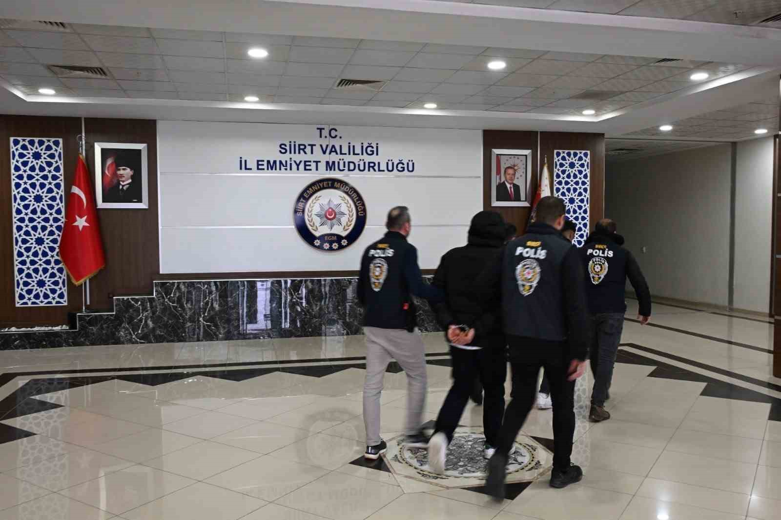 Siirt’te ‘sahte araç satım’ ilanıyla 4 kişiyi dolandıran 2 kişi tutuklandı
