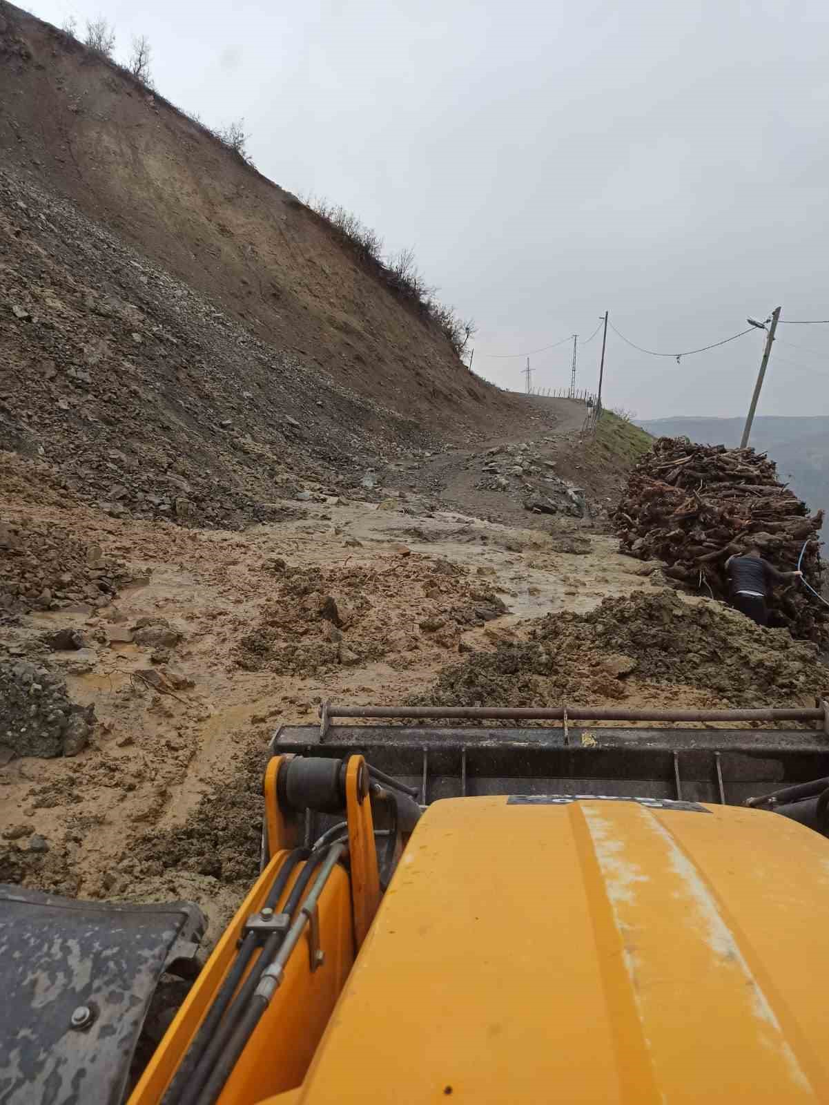 Siirt’te sel ve heyelanlar nedeniyle kapalı olan 70 köy yolu ulaşıma açıldı
