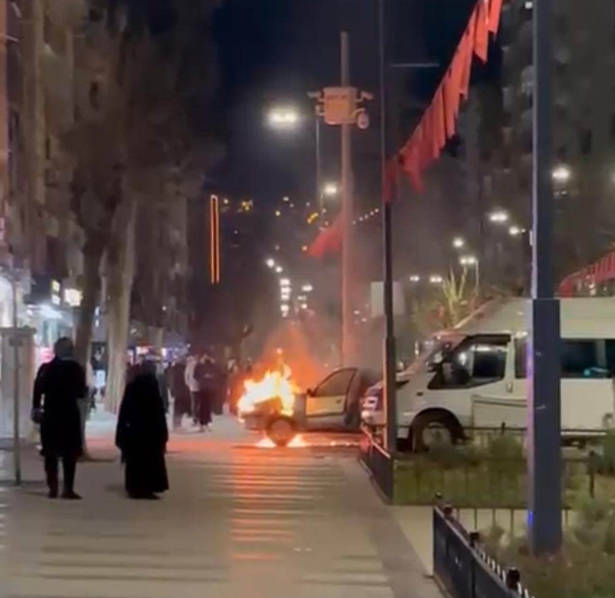 Siirt’te seyir halindeki otomobil alev alev yandı
