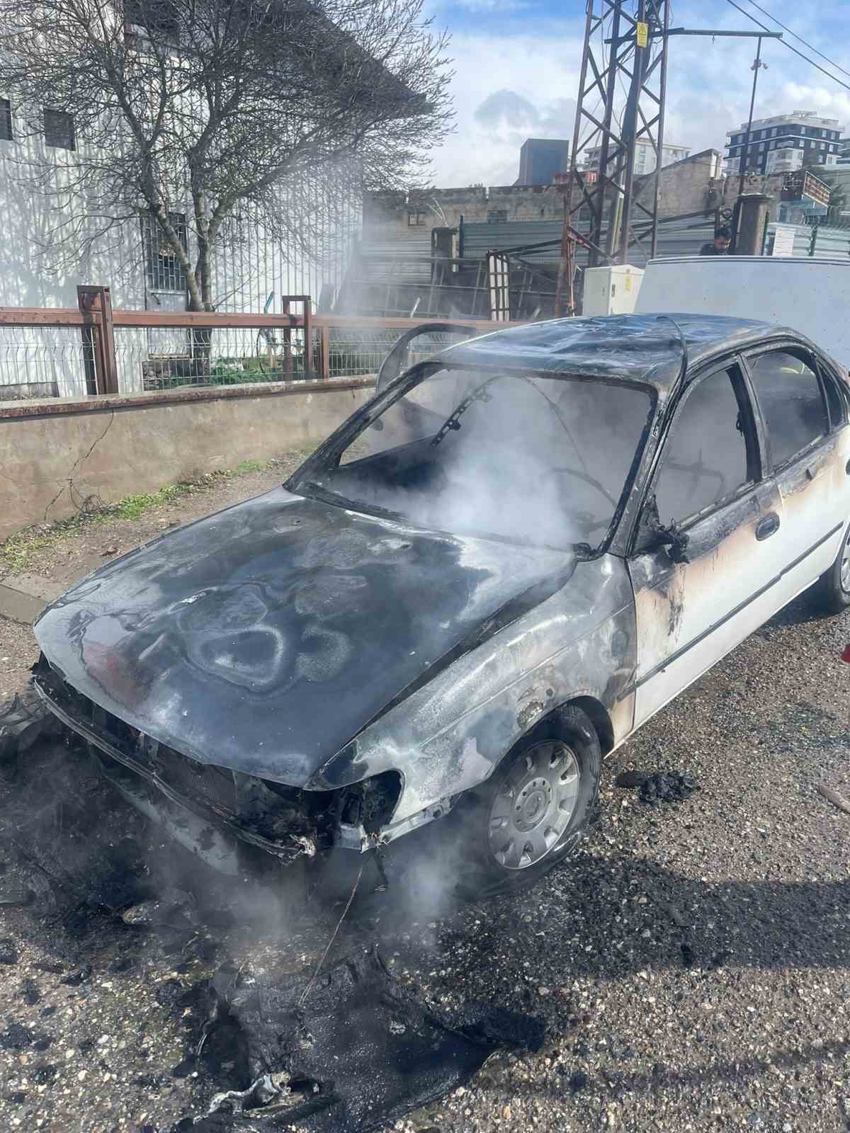 Siirt’te seyir halindeki otomobil alevlere teslim oldu
