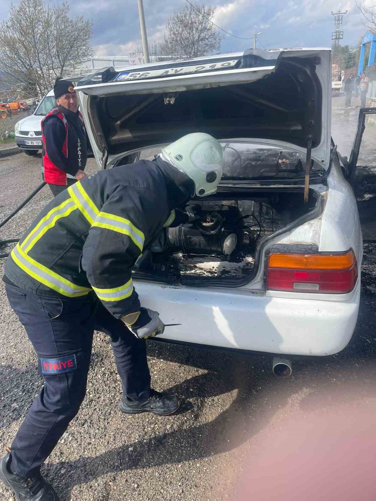 Siirt’te seyir halindeki otomobil alevlere teslim oldu
