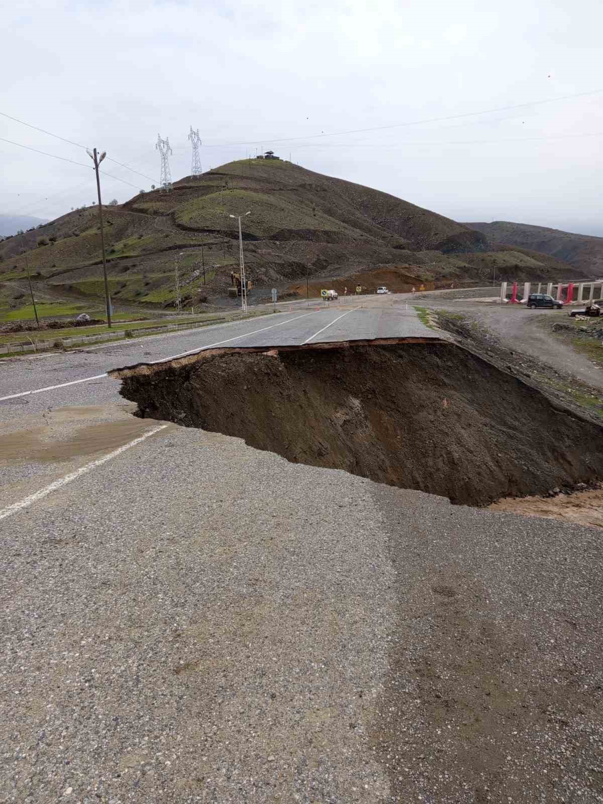 Siirt’te şiddetli yağışların ardından yol çöktü, heyelan meydana geldi

