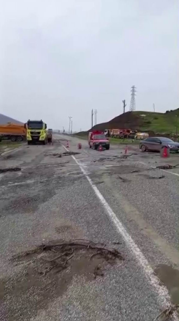 Siirt’te şiddetli yağışların ardından yol çöktü, heyelan meydana geldi
