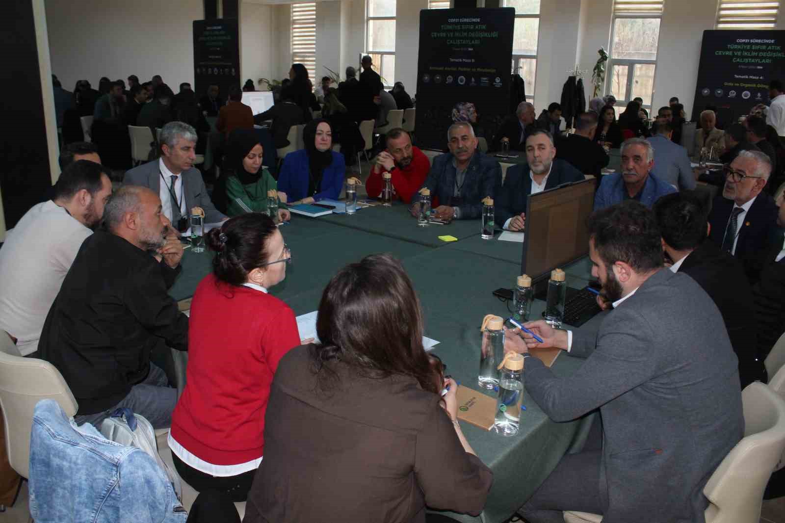 Siirt’te ’Sıfır Atık’ çalıştayı düzenlendi
Siirt’te ’Sıfır Atık’ çalıştayı düzenlendi