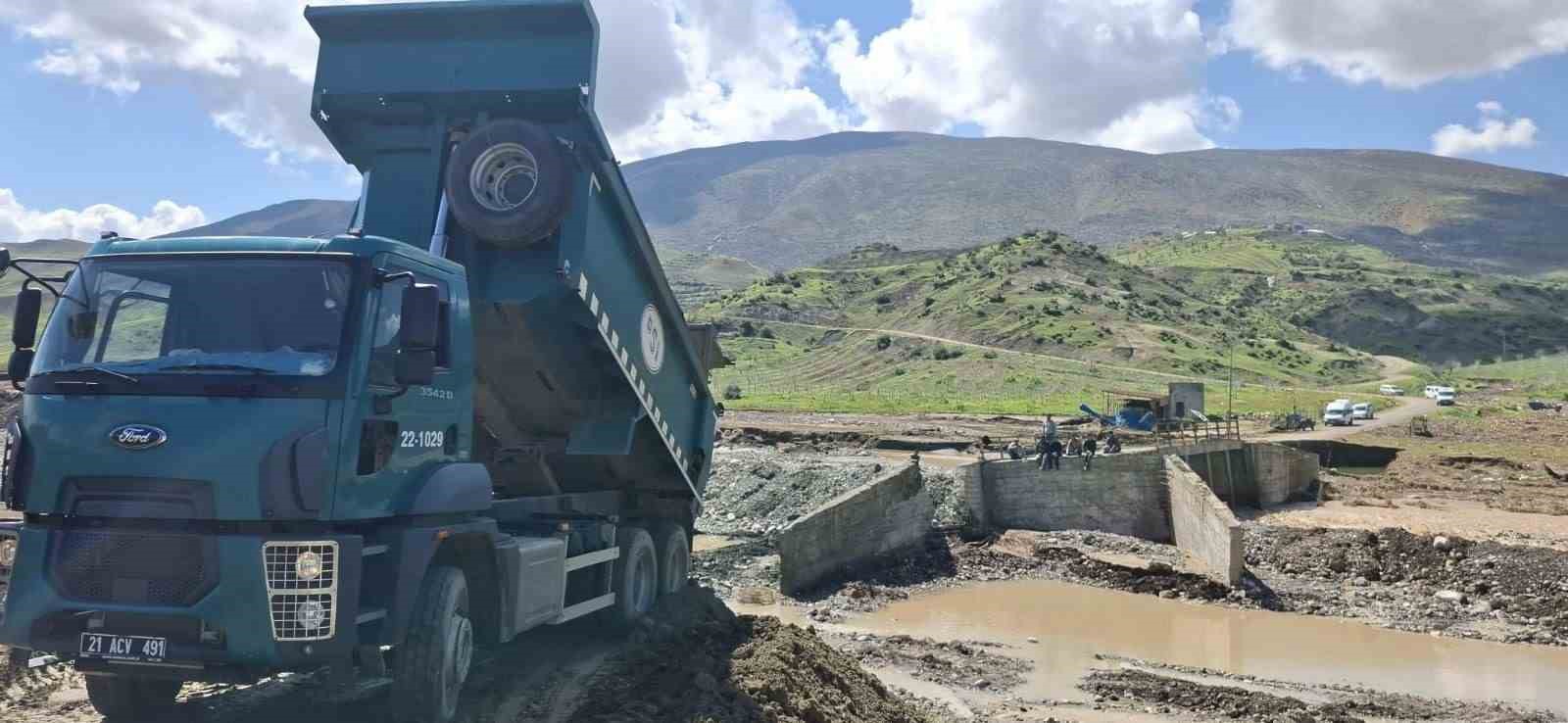Siirt’te taşkın riskine karşı müdahale çalışmaları sürüyor
