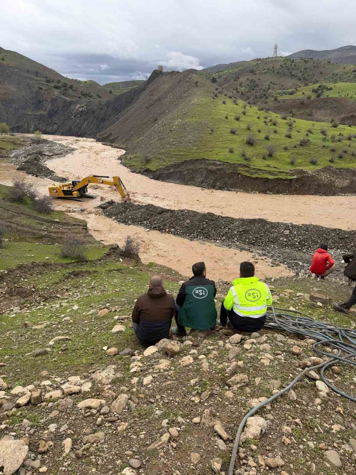 Siirt’te taşkın riskine karşı müdahale çalışmaları sürüyor
