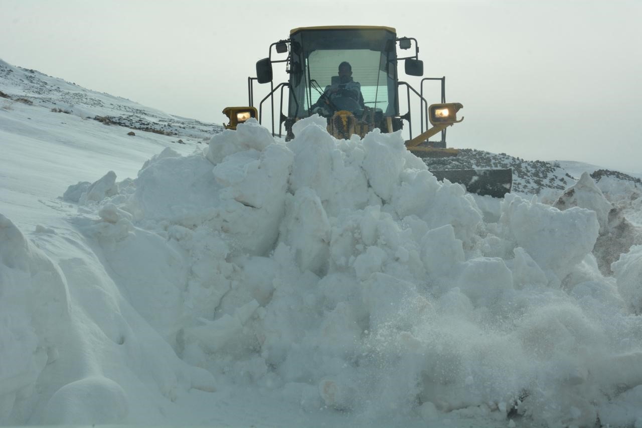 Siirt’te tipiden kapanan köy yolları temizlendi
