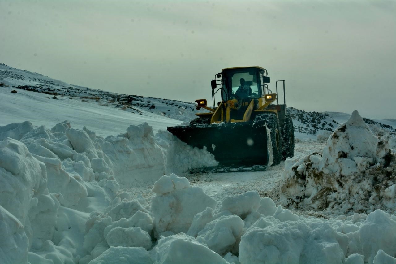 Siirt’te tipiden kapanan köy yolları temizlendi
