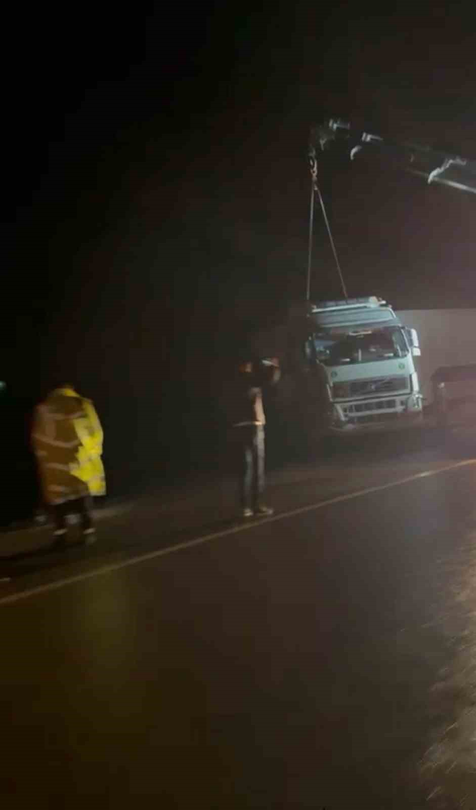 Siirt’te tır devrildi, sürücü hafif yaralandı
