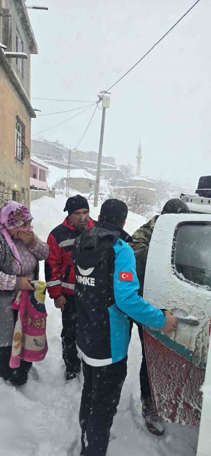 Siirt’te UMKE ekipleri kar ve tipiye rağmen hastalara yetişmeye çalışıyor
