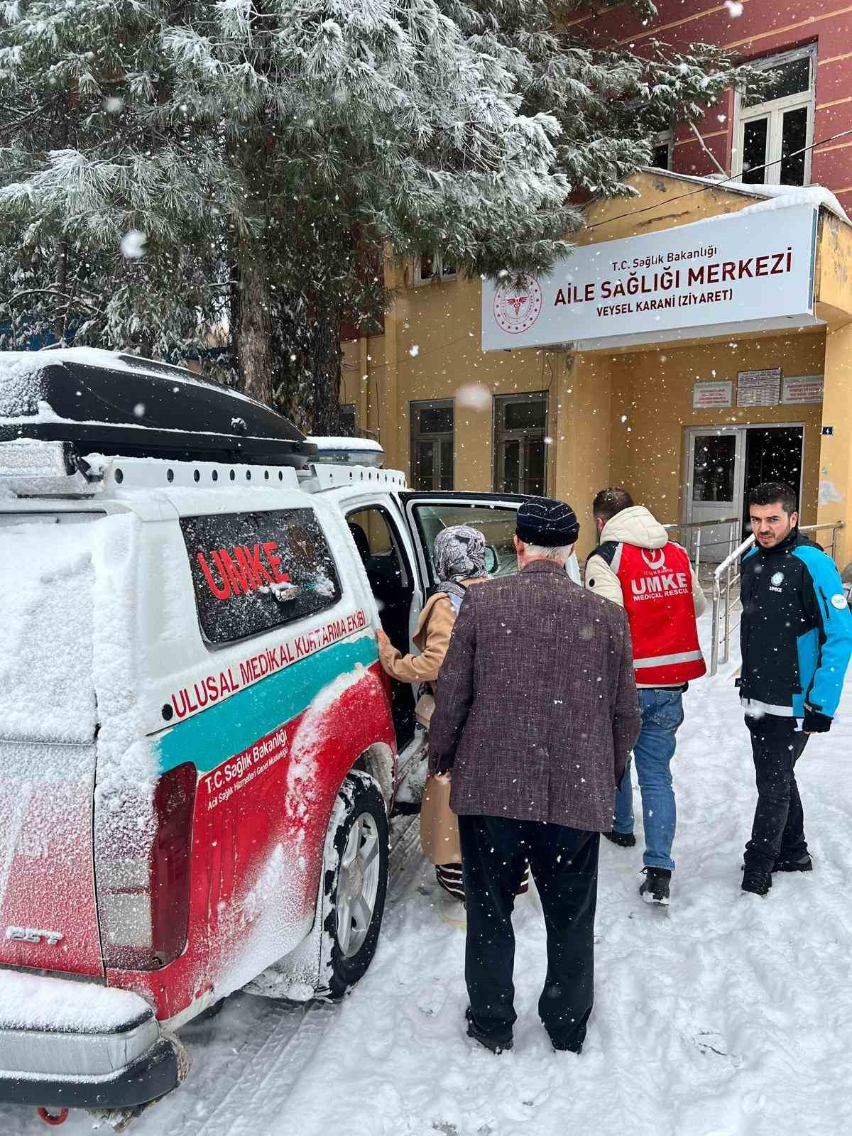 Siirt’te UMKE ekipleri kar ve tipiye rağmen hastalara yetişmeye çalışıyor
