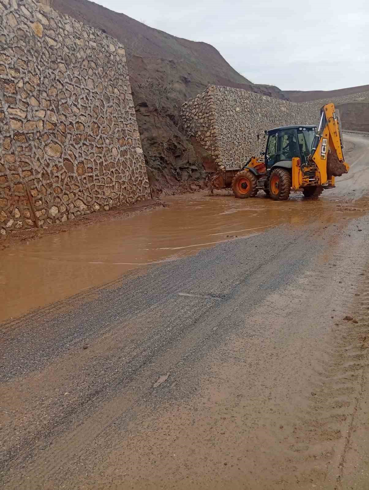 Siirt’te yağış sonrası yoğun mesai

