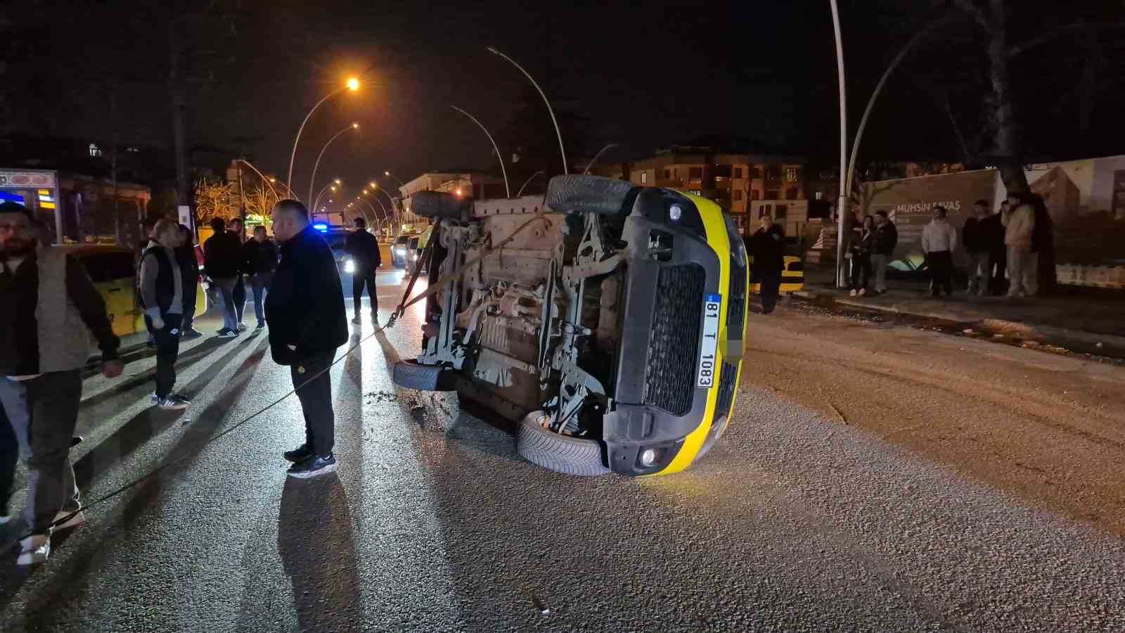 Sıkışan trafikte kontrolden çıkan taksi yan yattı
