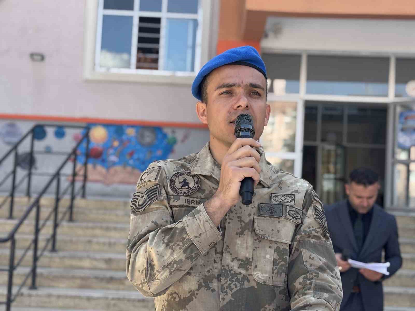 Silah arkadaşları Şehit Astsubay Mehmet Gündüz’ün adını kütüphanede yaşatıyor
