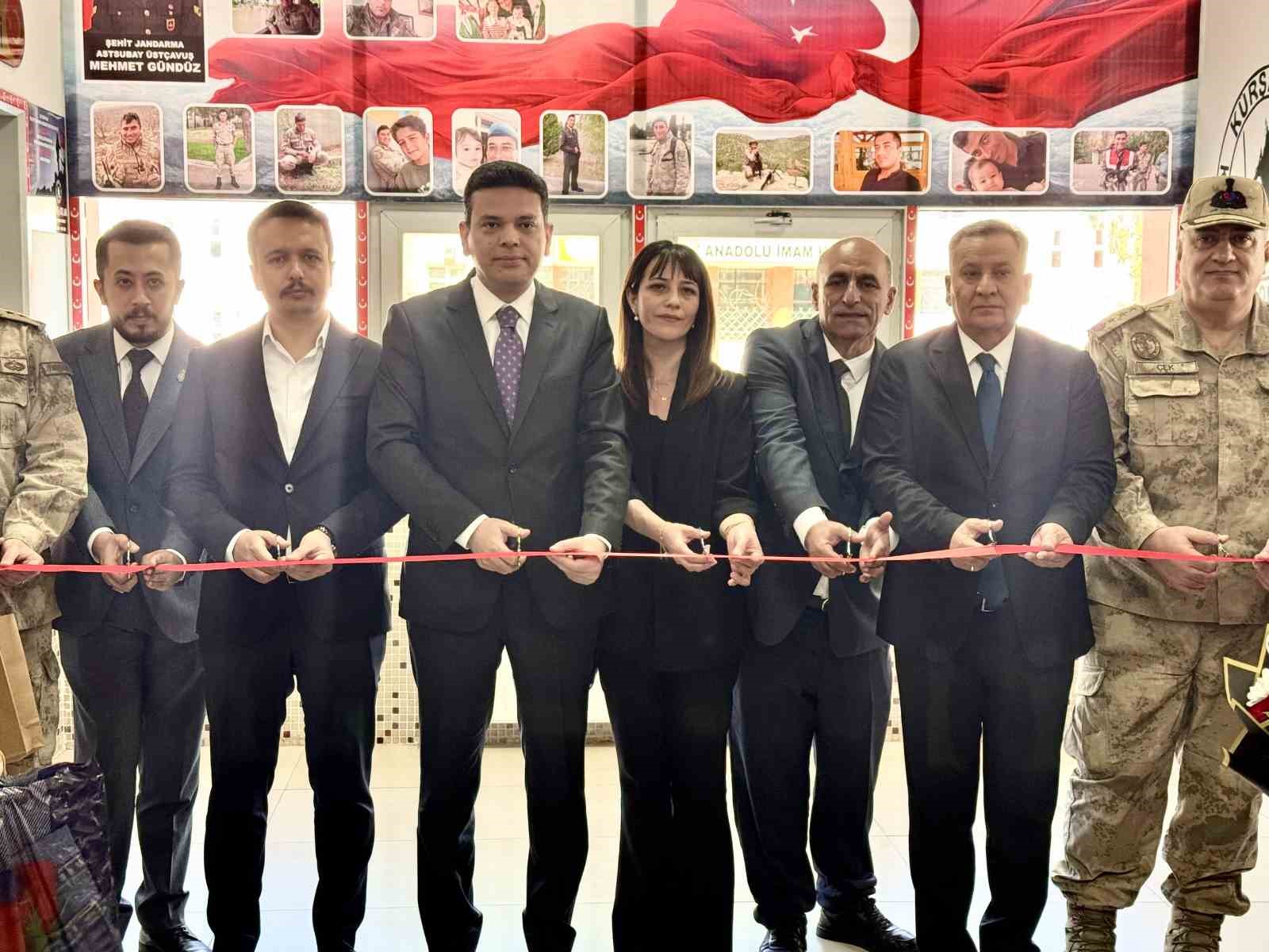 Silah arkadaşları Şehit Astsubay Mehmet Gündüz’ün adını kütüphanede yaşatıyor
