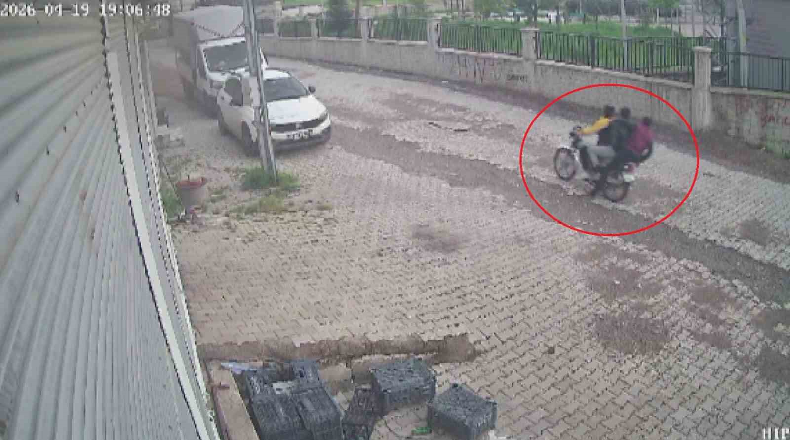 Silahla çevreye defalarca ateş eden 3 çocuğun hayrete düşüren anları kamerada
