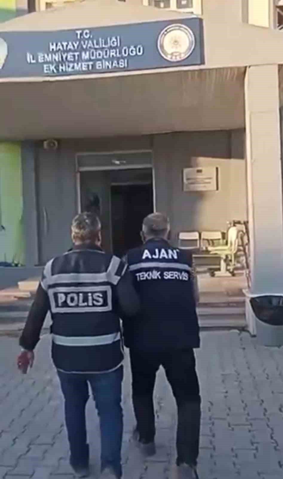 Silahla tehdit suçundan aranan şahıs Defne’de yakalandı
