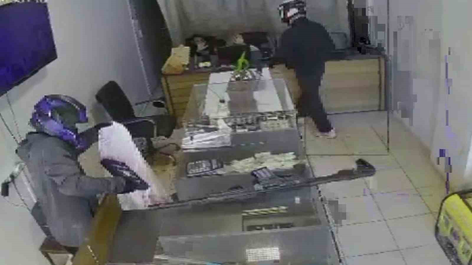 Silahlı 2 hırsız, 3 dakika içerisinde kuyumcuyu soydu... Korku dolu anlar kamerada

