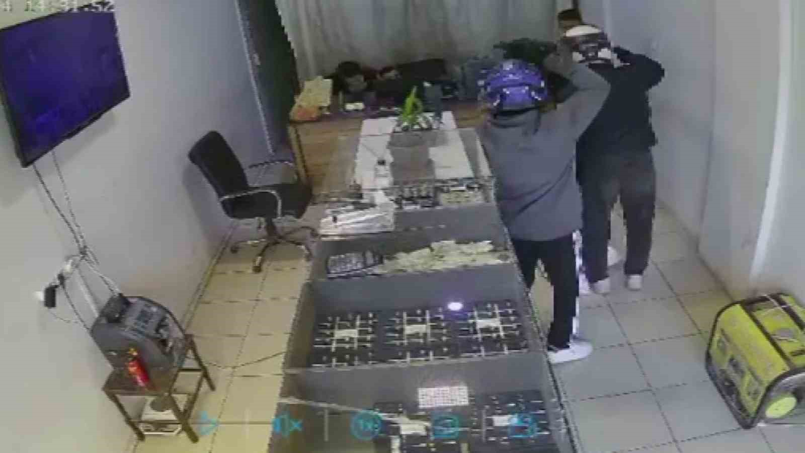 Silahlı 2 hırsız, 3 dakika içerisinde kuyumcuyu soydu... Korku dolu anlar kamerada
