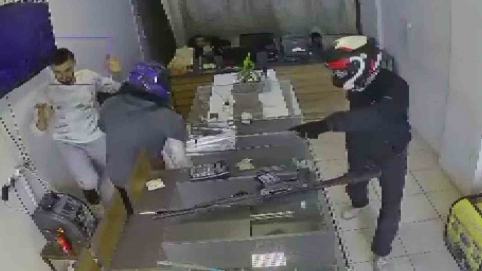 Silahlı 2 hırsız, 3 dakika içerisinde kuyumcuyu soydu... Korku dolu anlar kamerada
