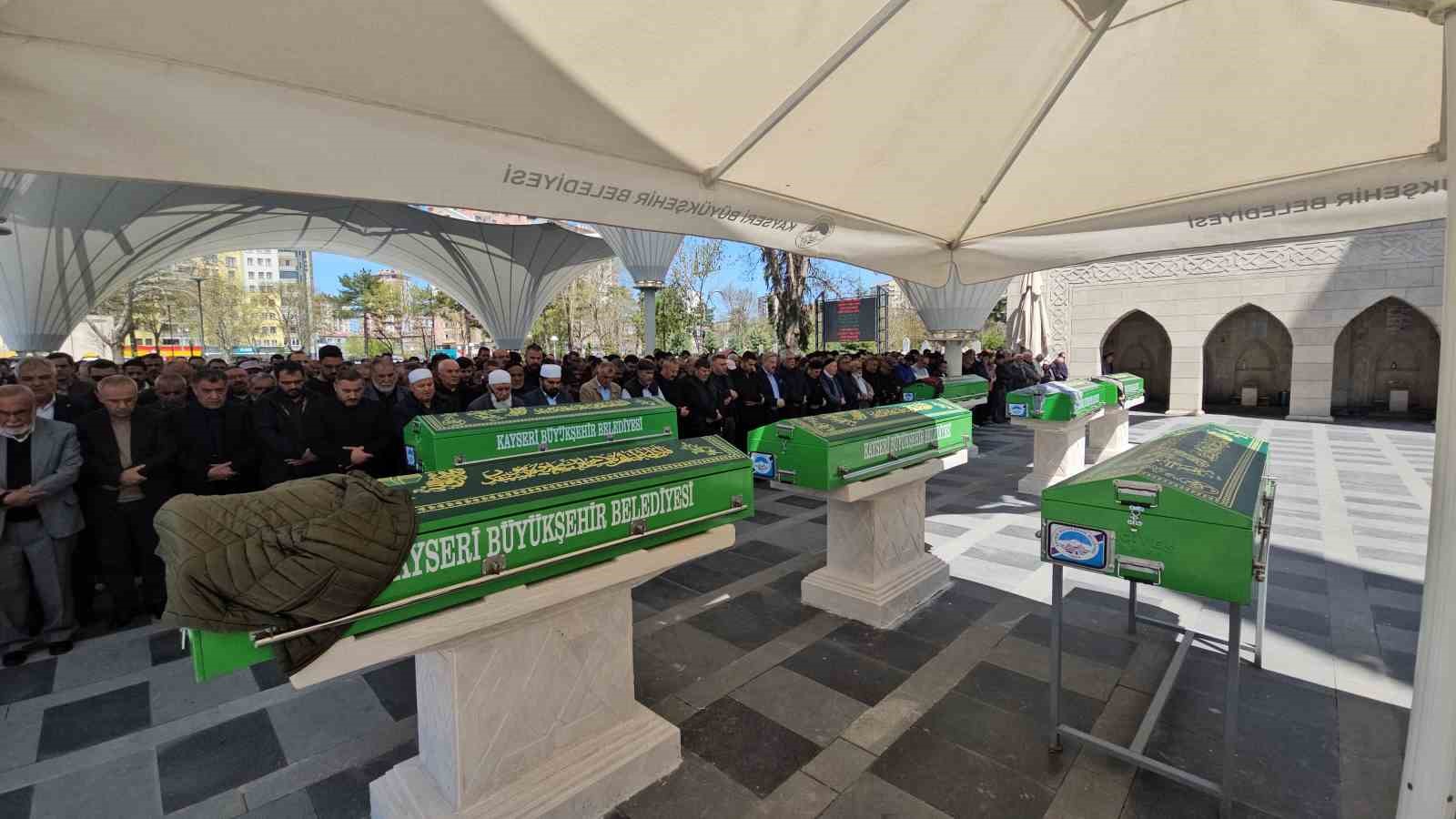 Silahlı kavgada hayatını kaybeden adam toprağa verildi
