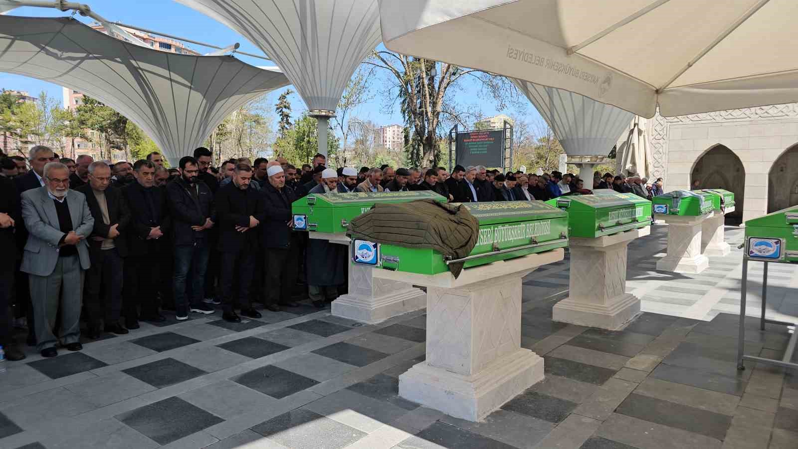 Silahlı kavgada hayatını kaybeden adam toprağa verildi
