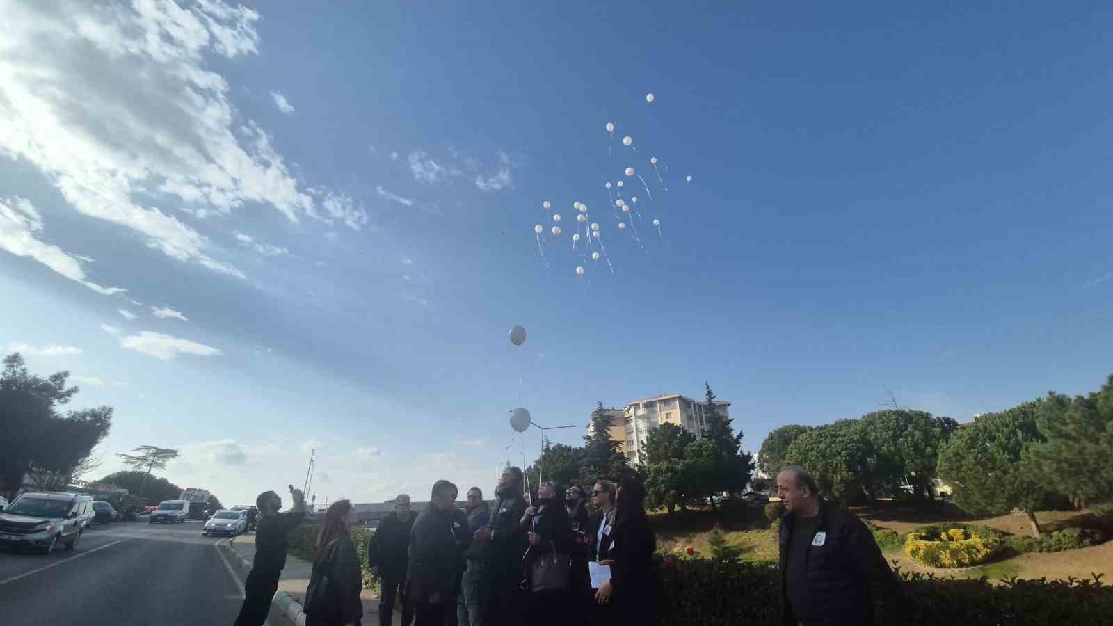Sıla’nın hayatını kaybettiği yolda çelenkler bırakıldı, beyaz balonlar gökyüzüne bırakıldı
