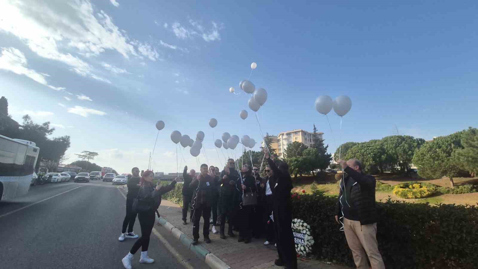 Sıla’nın hayatını kaybettiği yolda çelenkler bırakıldı, beyaz balonlar gökyüzüne bırakıldı
