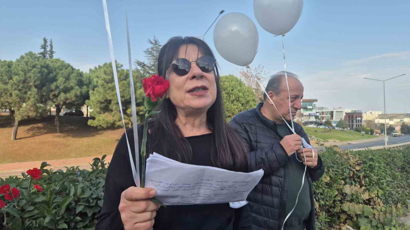 Sıla’nın hayatını kaybettiği yolda çelenkler bırakıldı, beyaz balonlar gökyüzüne bırakıldı
