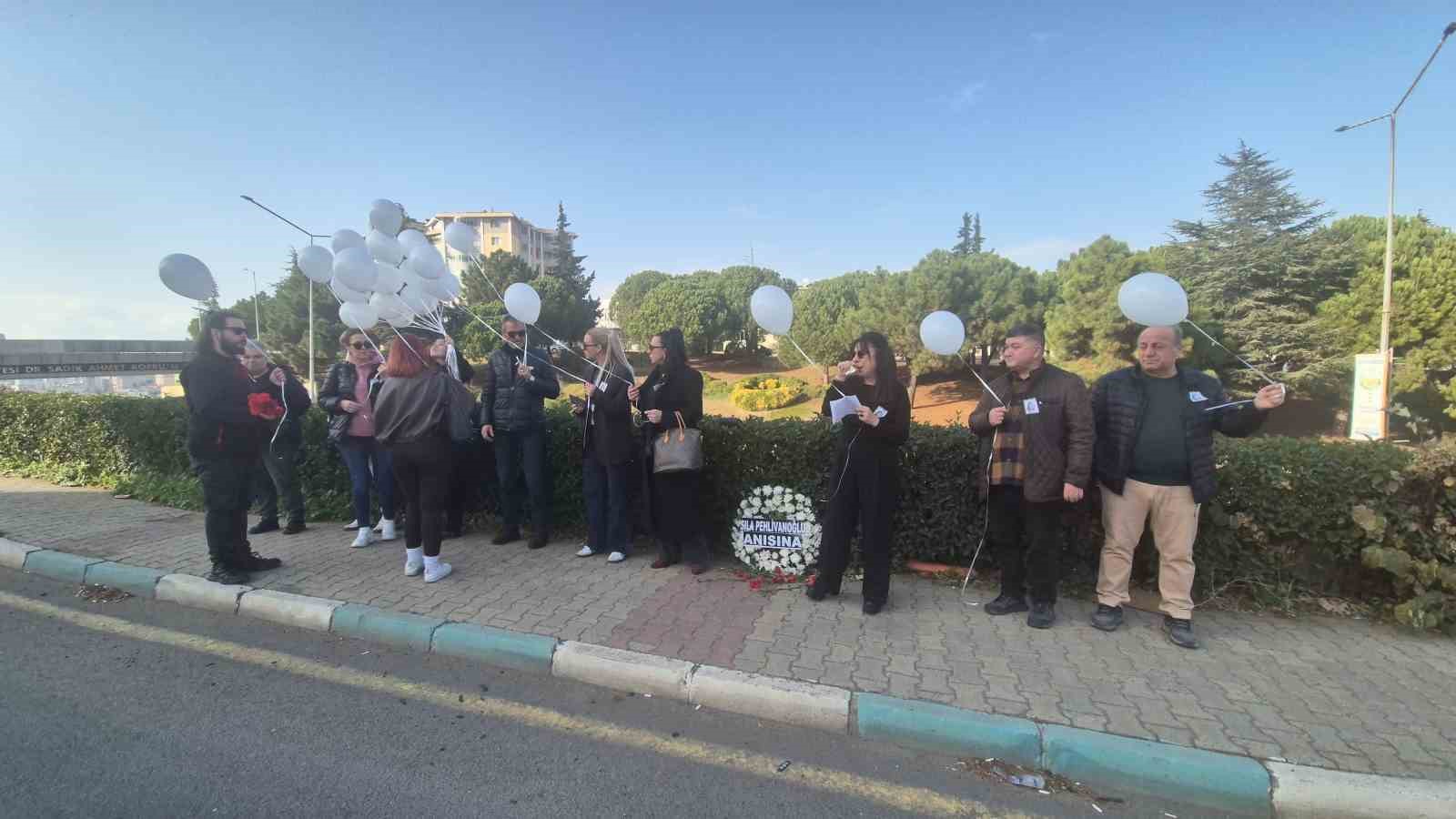 Sıla’nın hayatını kaybettiği yolda çelenkler bırakıldı, beyaz balonlar gökyüzüne bırakıldı
