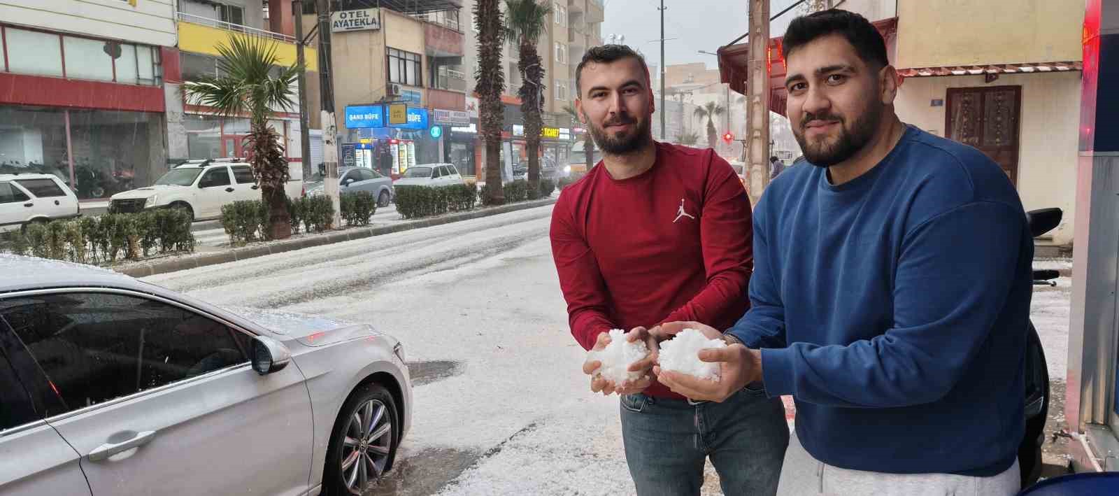 Silifke’de dolu felaketi: Sokaklar beyaza büründü, tarım alanları zarar gördü
