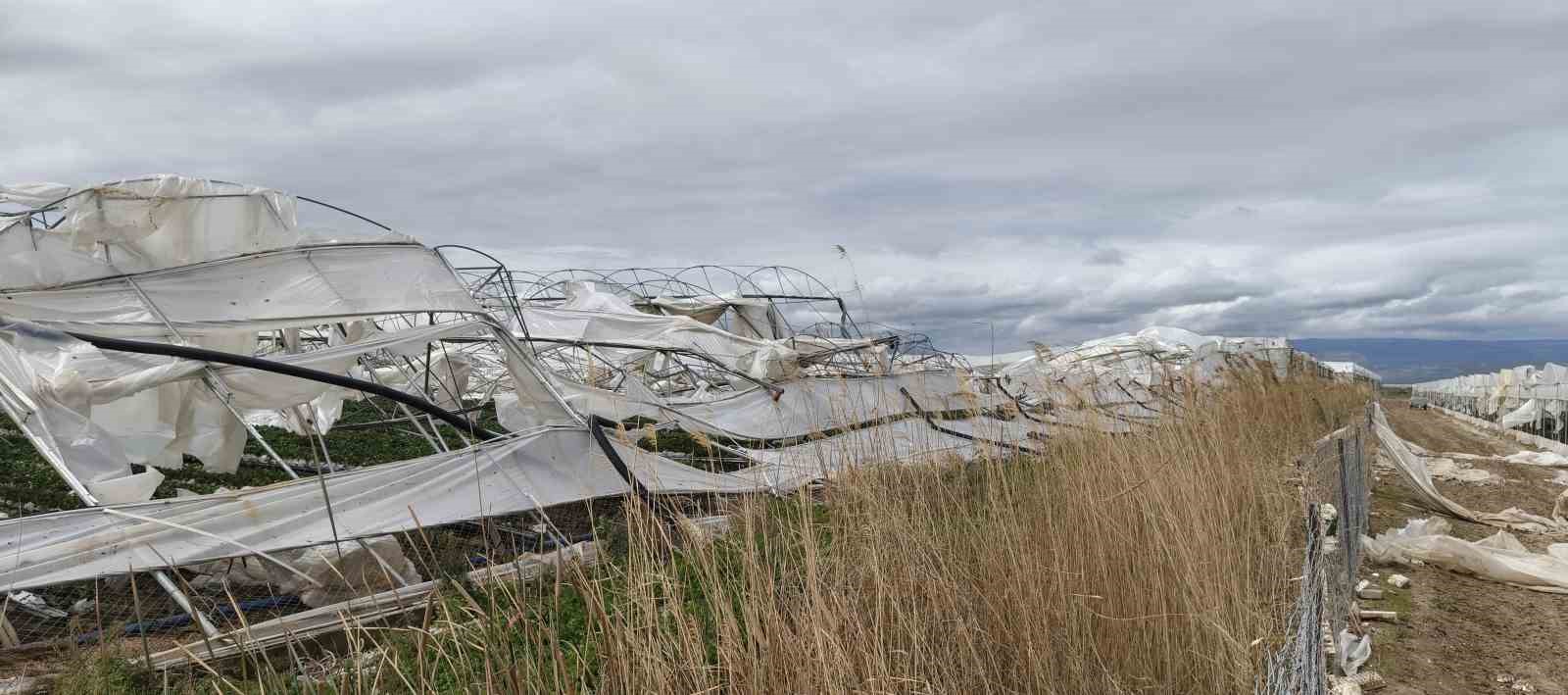Silifke’de hortum seraları yerle bir etti
