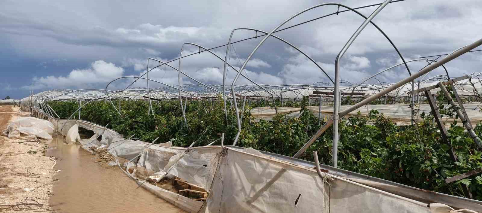 Silifke’de hortum seraları yerle bir etti
