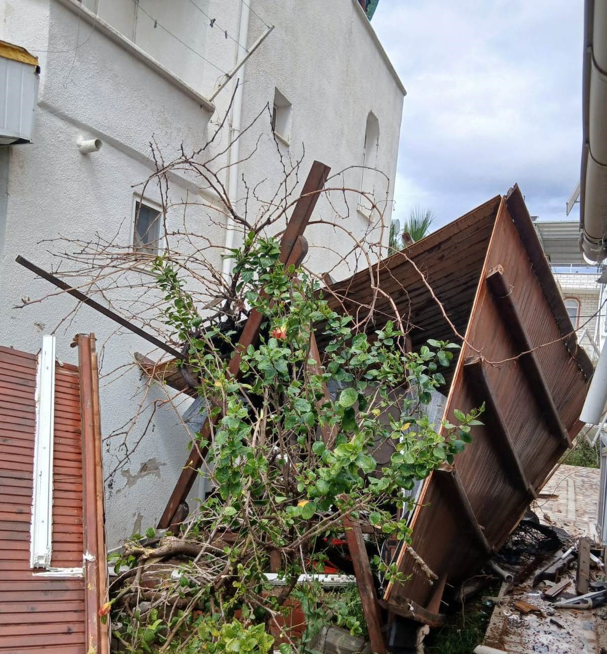 Silifke’de hortum seraları yerle bir etti
