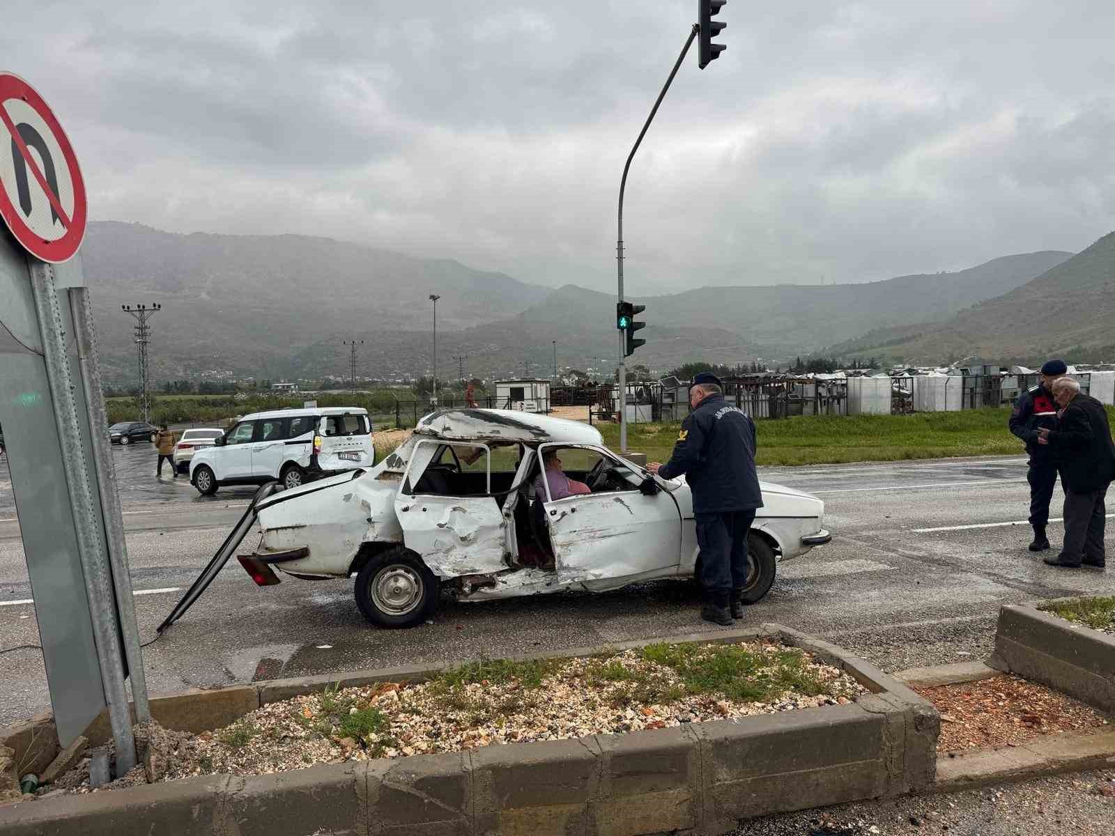 Silifke’de iki aracın karıştığı kazada 3 kişi yaralandı

