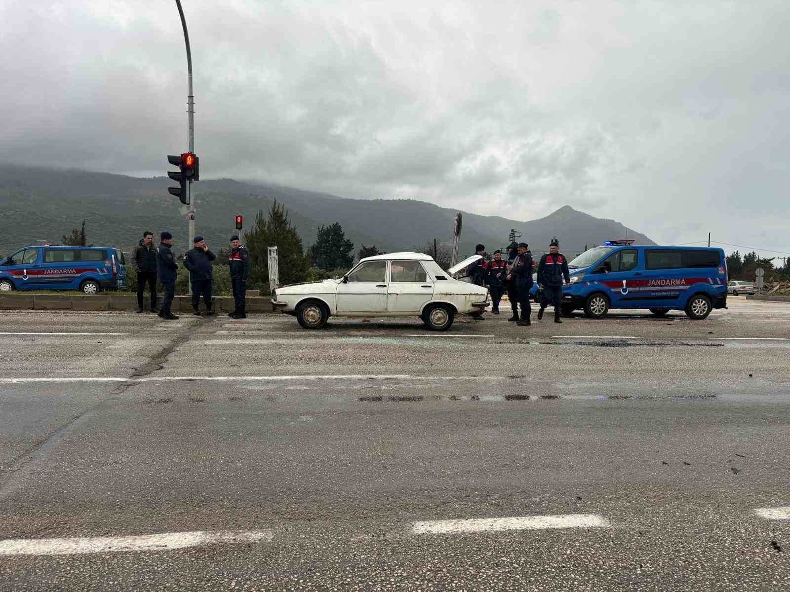 Silifke’de iki aracın karıştığı kazada 3 kişi yaralandı
