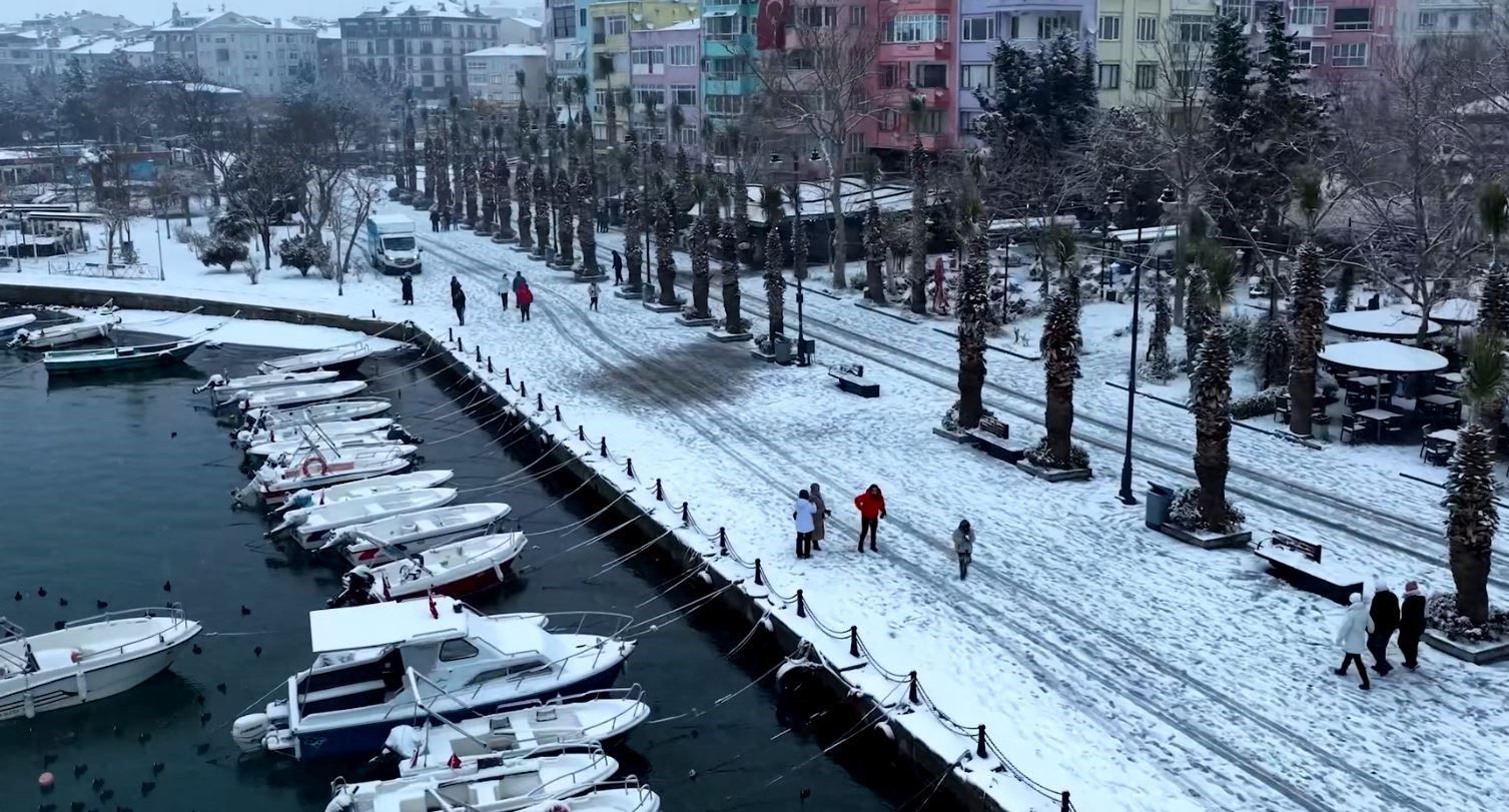 Silivri beyaz örtü ile kaplandı: Kar yağışı havadan görüntülendi
