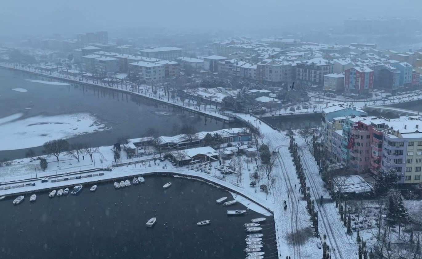 Silivri beyaz örtü ile kaplandı: Kar yağışı havadan görüntülendi
